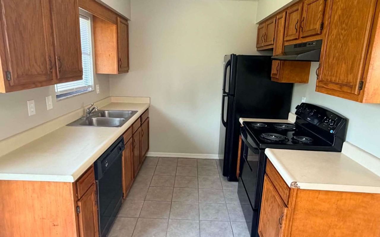 3750 Nw Huntsboro St Apt 102 - Photo 3 of 7