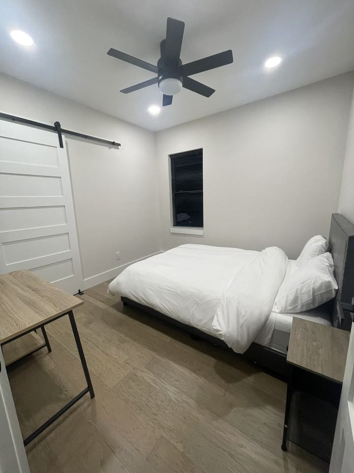 2039 Mcclendon St #C - Photo 3 of 7