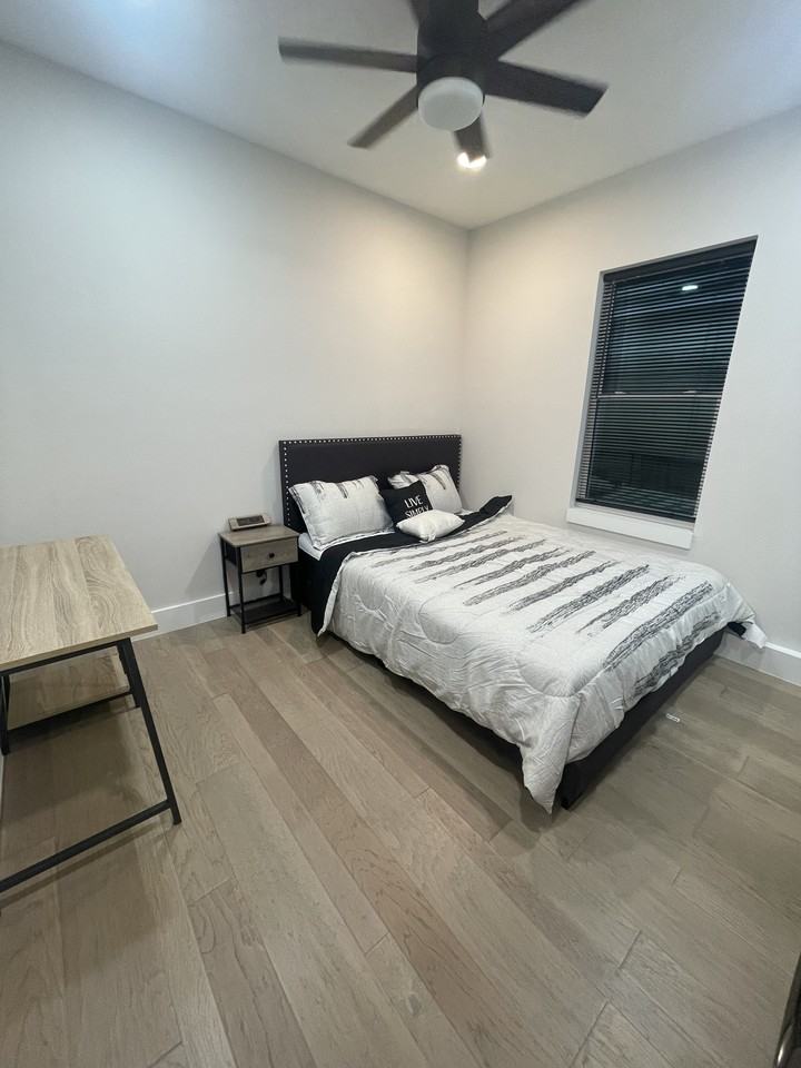 2039 Mcclendon St #C - Photo 4 of 7
