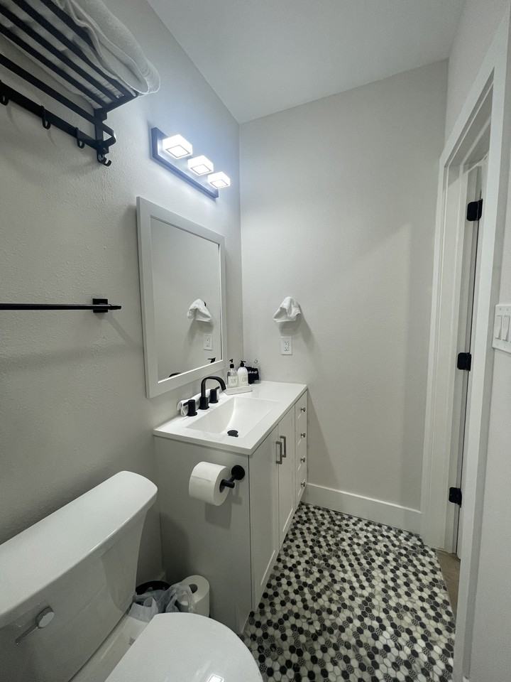 2039 Mcclendon St #C - Photo 5 of 7