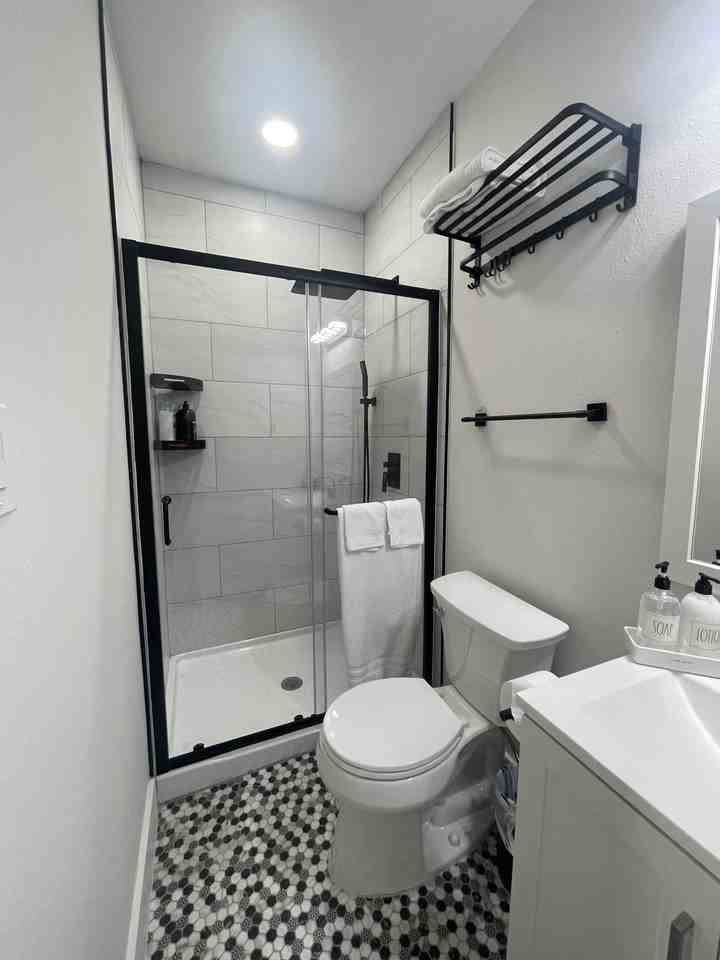 2039 Mcclendon St #C - Photo 6 of 7