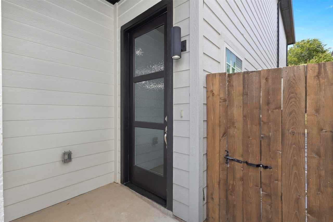 2811 Harston St - Photo 4 of 40