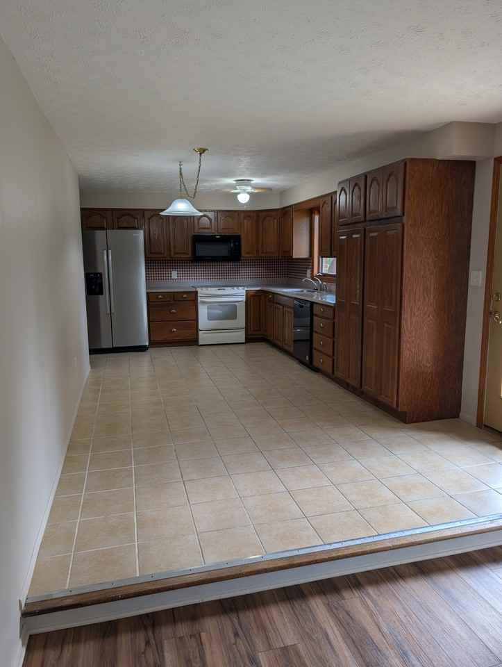 549 Poplar Dr - Photo 2 of 15