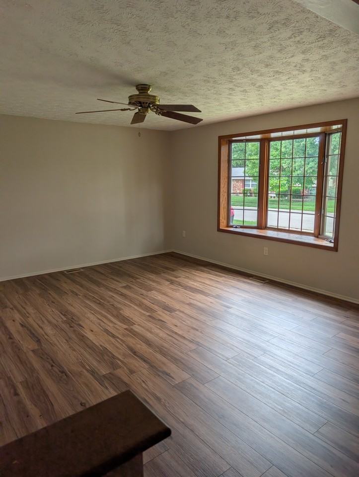 549 Poplar Dr - Photo 4 of 15