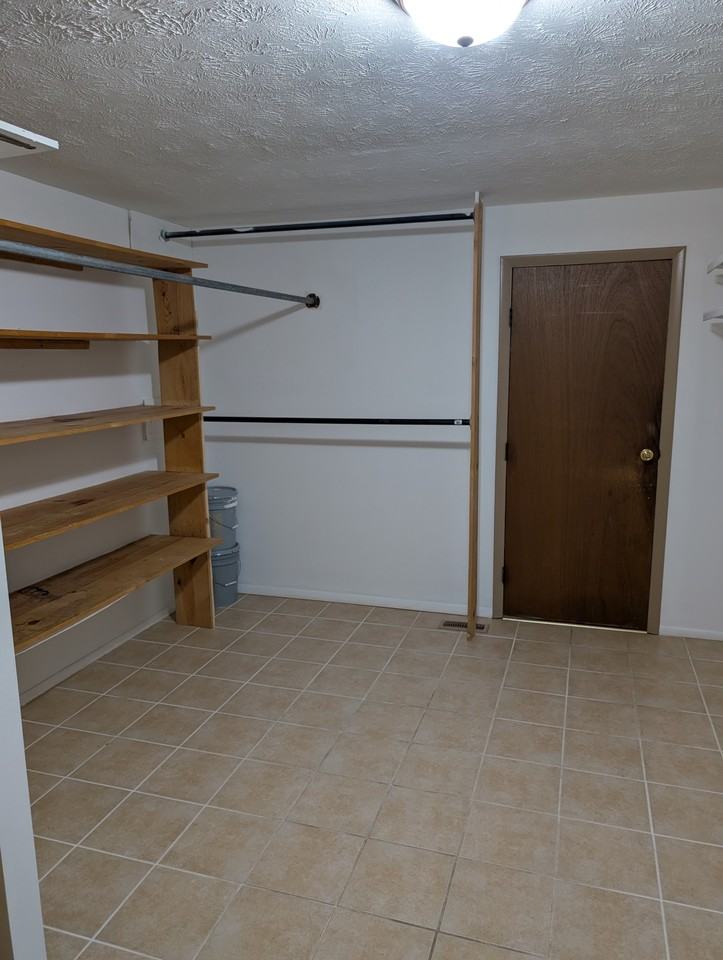 549 Poplar Dr - Photo 5 of 15