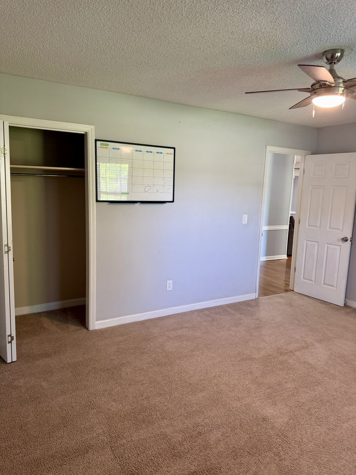 8364 Greenridge Rd - Photo 5 of 36