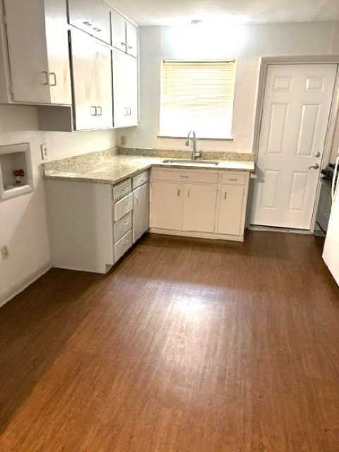1011 Crescent St - Photo 3 of 10