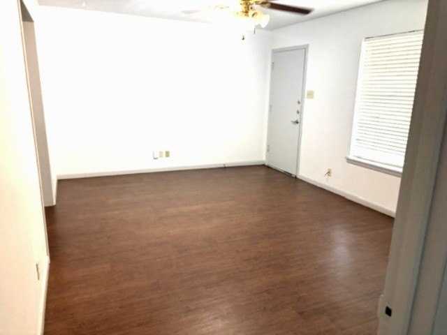 1011 Crescent St - Photo 5 of 10