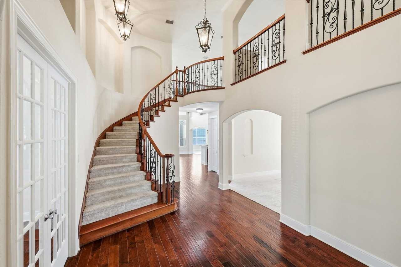 509 Wentworth Ln - Photo 4 of 40
