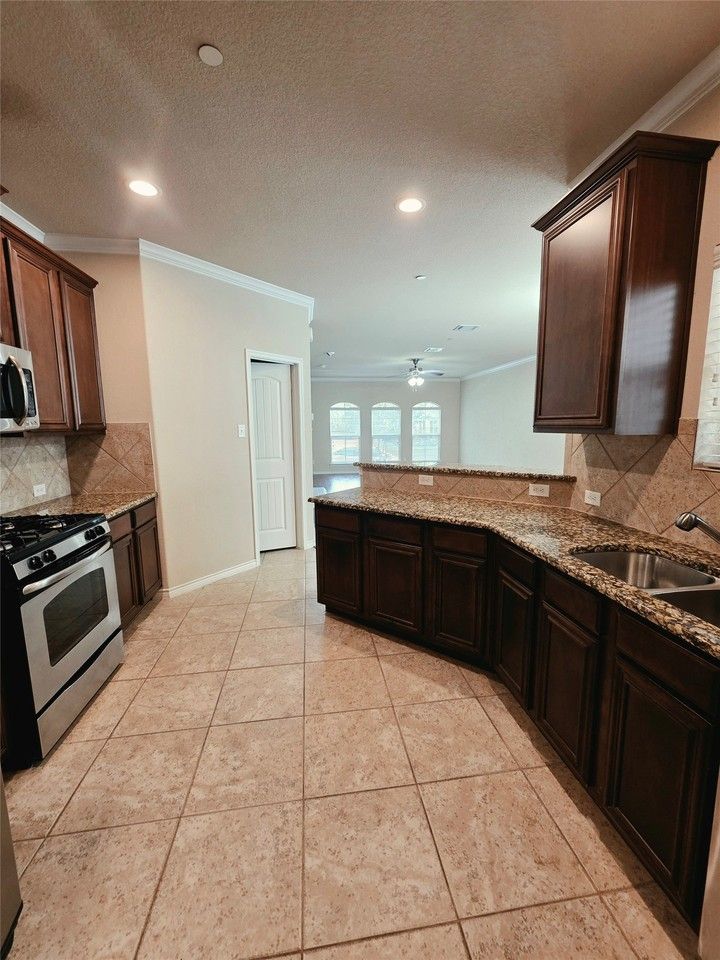 8717 Whitehead St - Photo 4 of 36