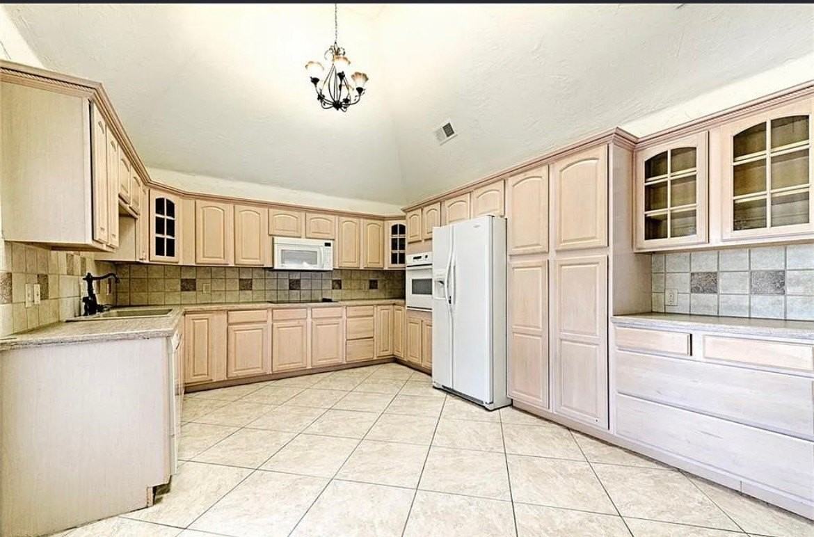 2601 Country Pl - Photo 5 of 32