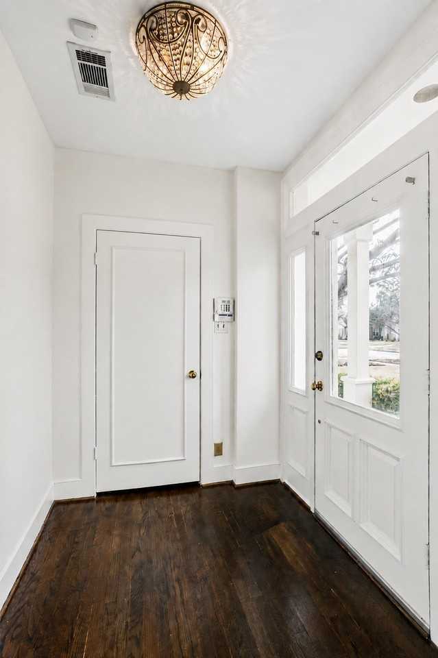5911 Vanderbilt Ave - Photo 3 of 15