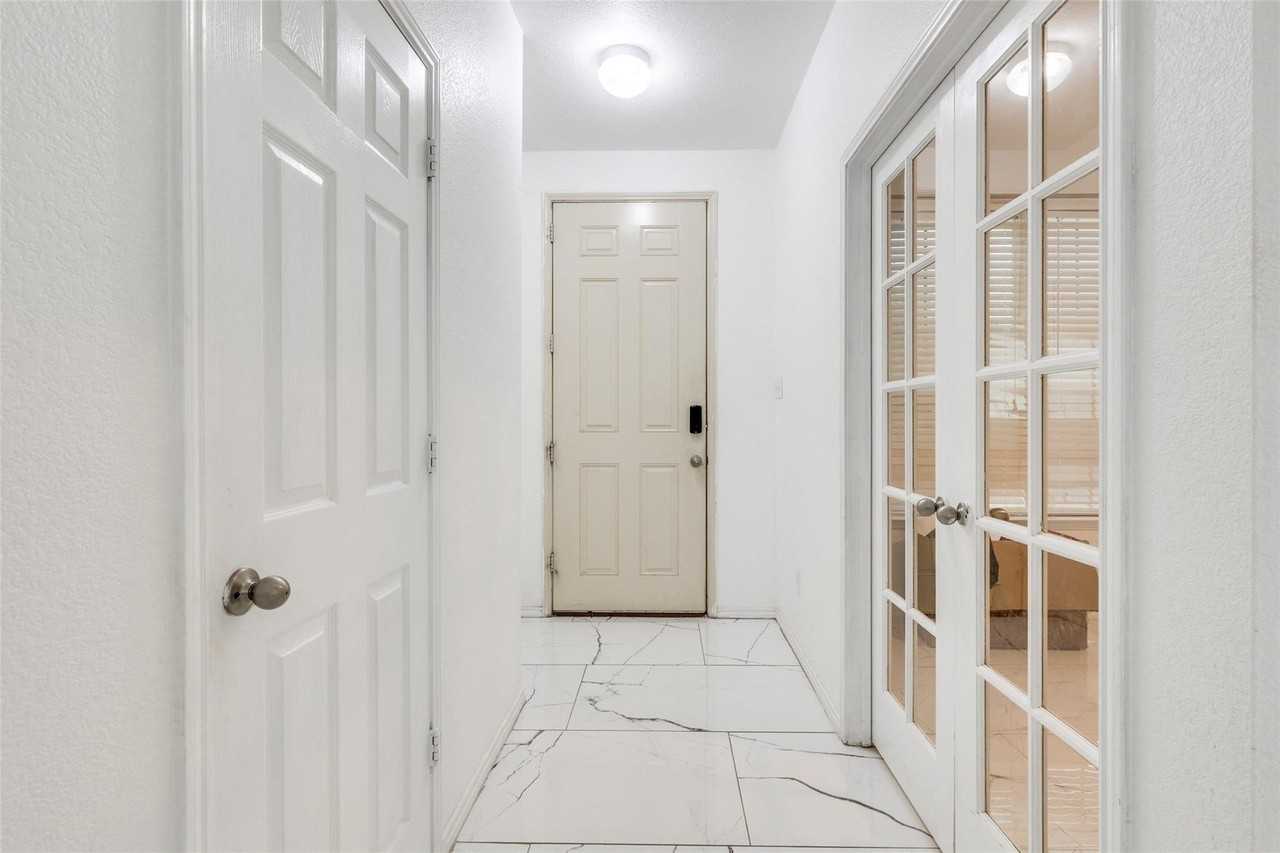2221 Juarez Dr - Photo 2 of 19