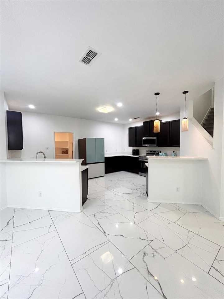2221 Juarez Dr - Photo 4 of 19