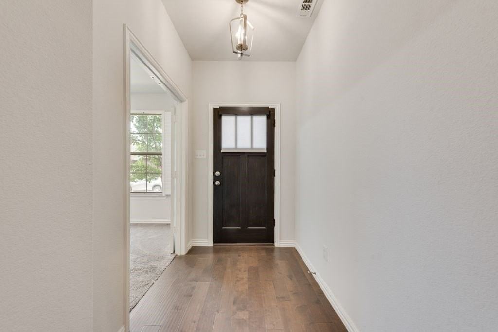 2037 Miramar Dr - Photo 5 of 29