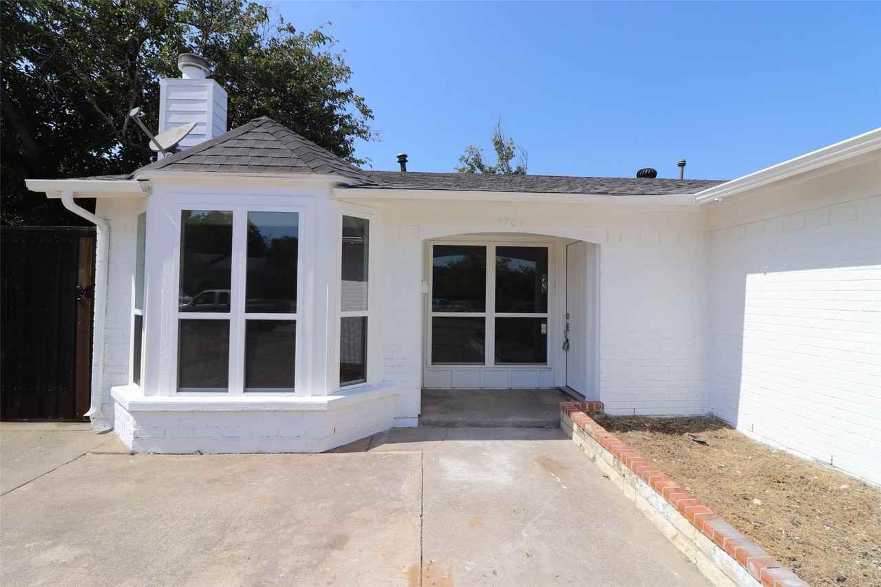 1701 Running River Rd - Photo 4 of 36