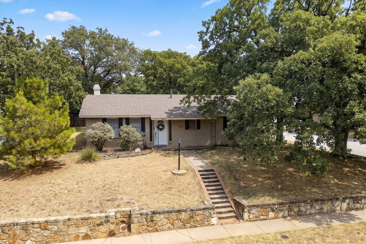 1006 N Lucas Dr - Photo 2 of 38