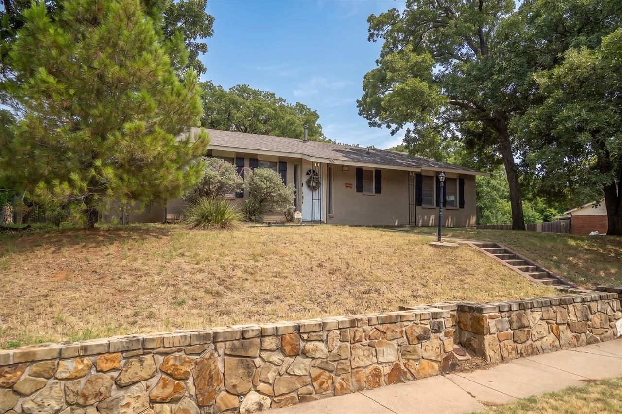 1006 N Lucas Dr - Photo 4 of 38