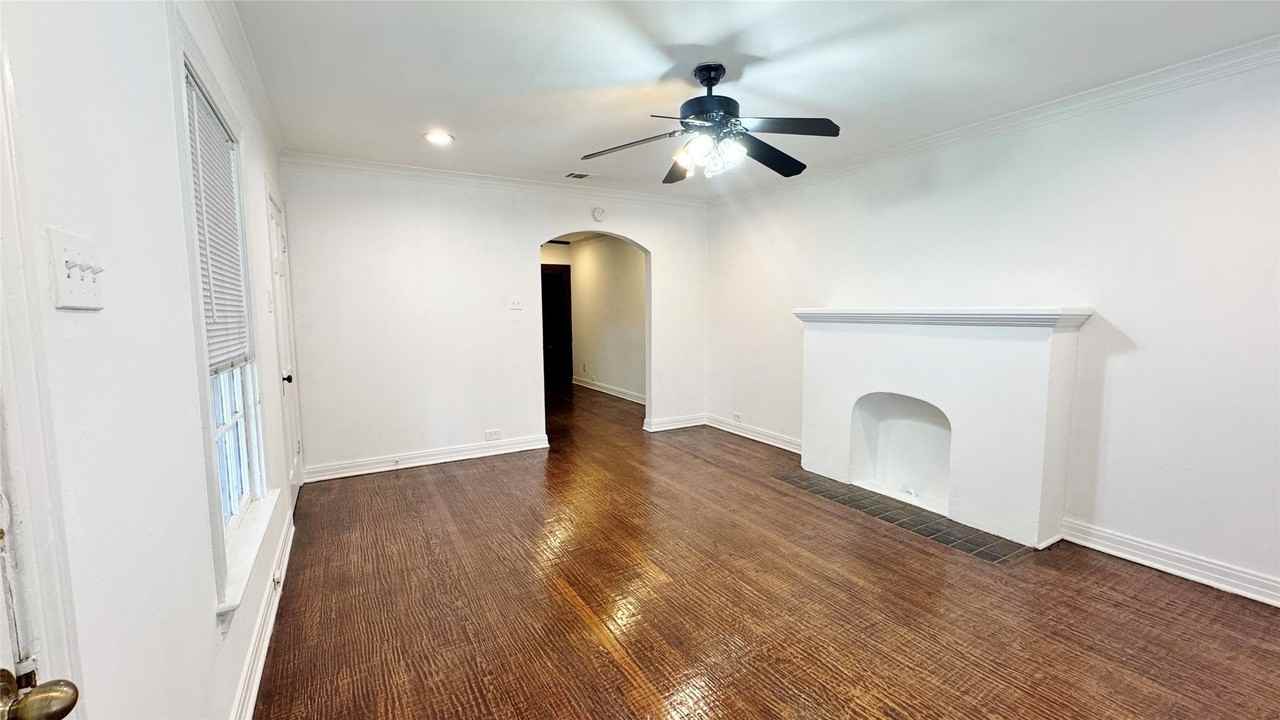 5542 Longview St - Photo 3 of 11
