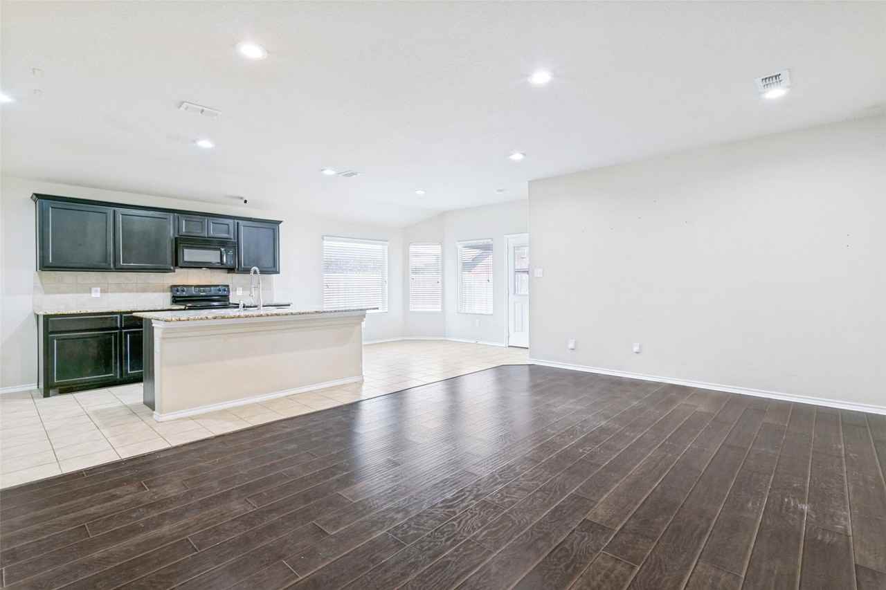 8817 Poynter St - Photo 5 of 25
