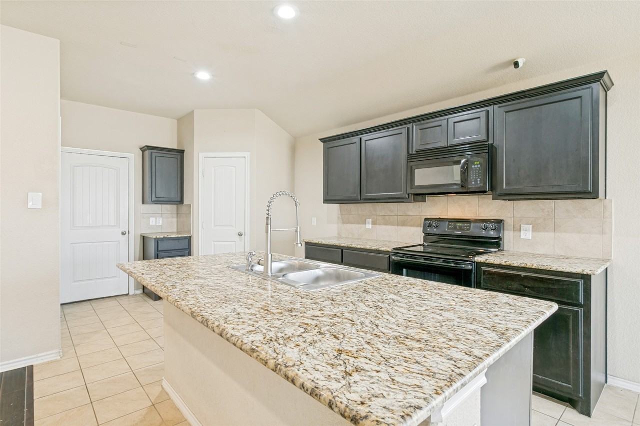 8817 Poynter St - Photo 7 of 25
