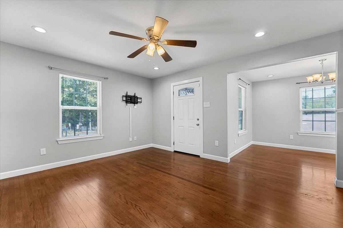 902 S Ewing Ave - Photo 3 of 40