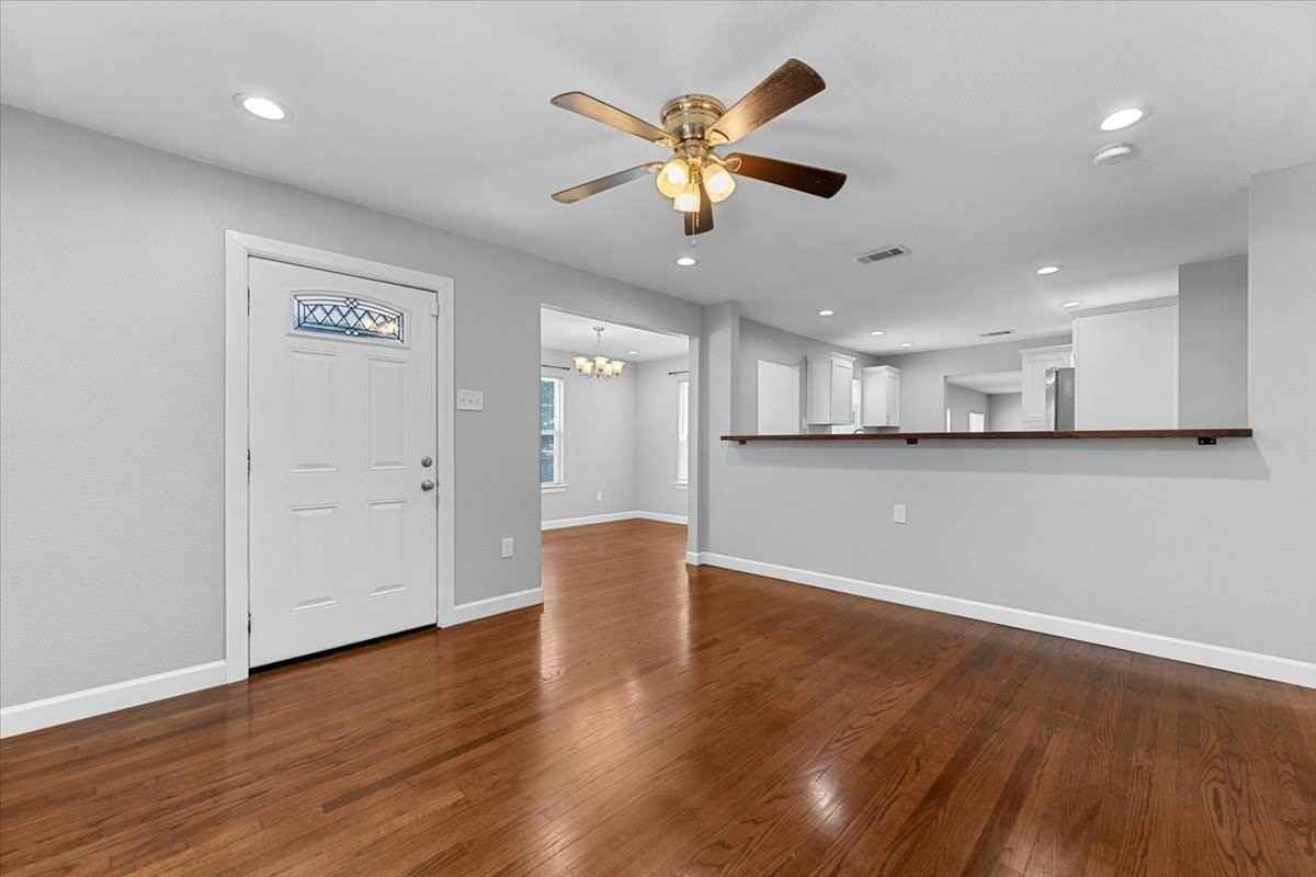 902 S Ewing Ave - Photo 4 of 40