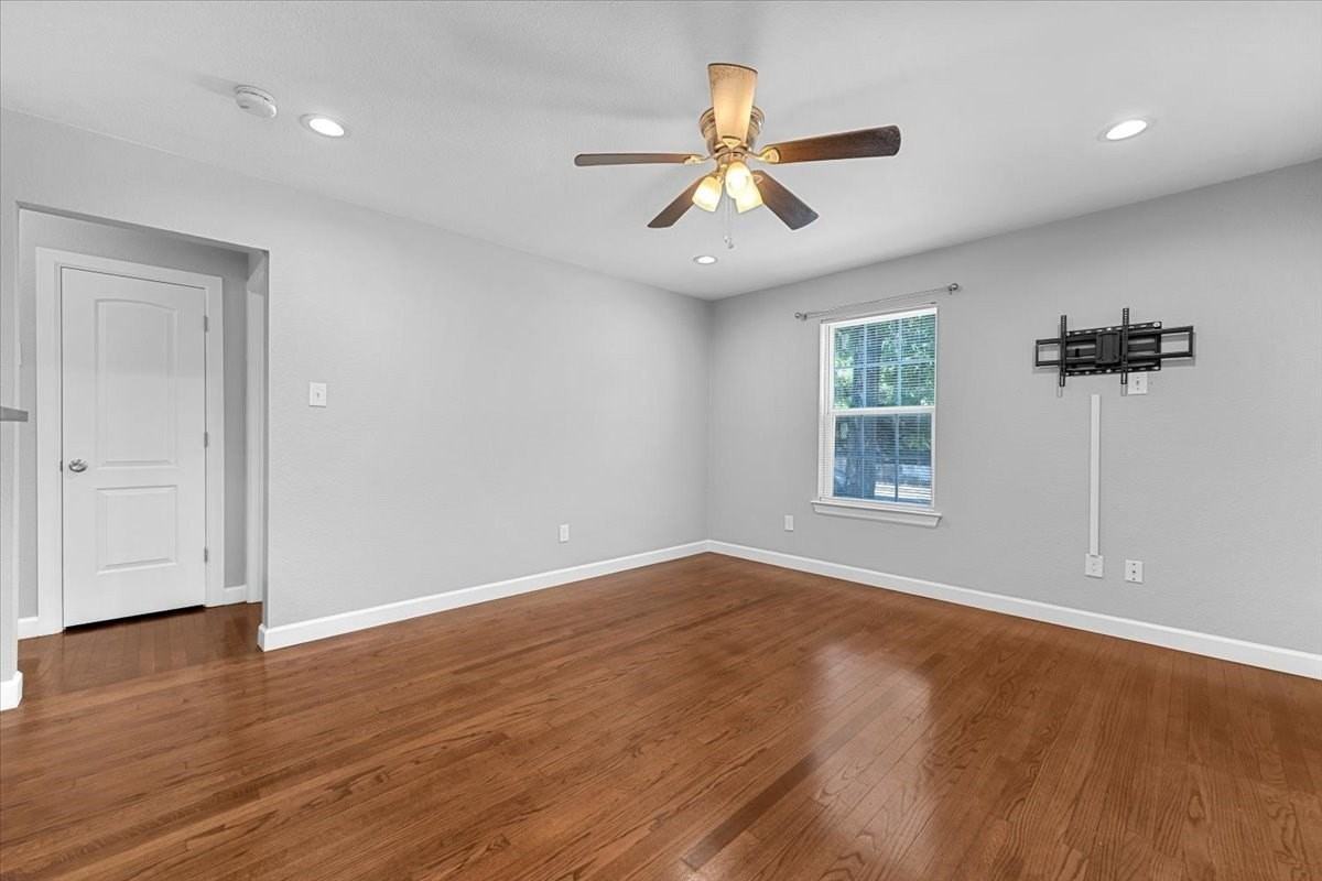 902 S Ewing Ave - Photo 5 of 40