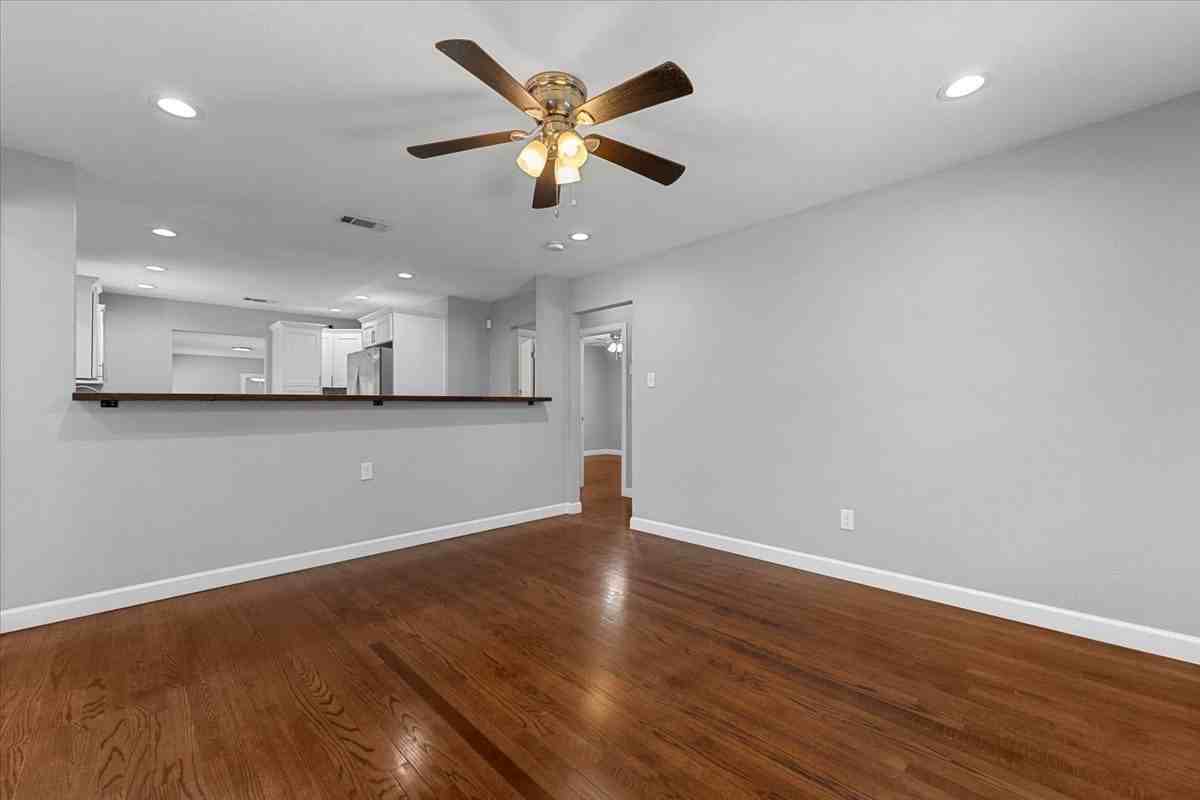 902 S Ewing Ave - Photo 6 of 40
