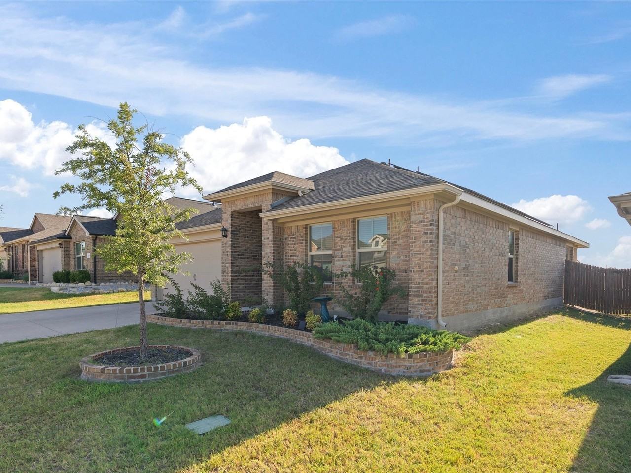 2225 Blythwood Trl - Photo 3 of 31
