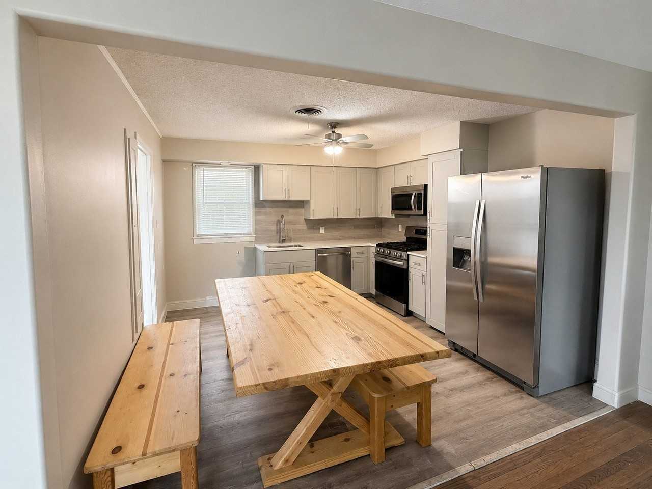 701 W Saunders St - Photo 5 of 14