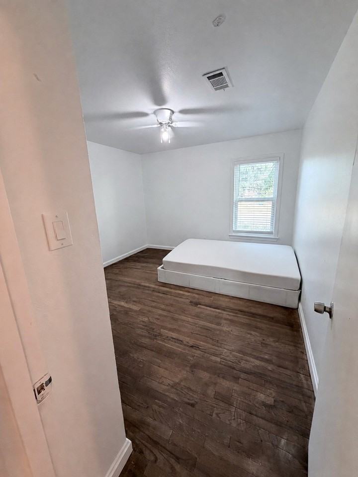701 W Saunders St - Photo 6 of 14