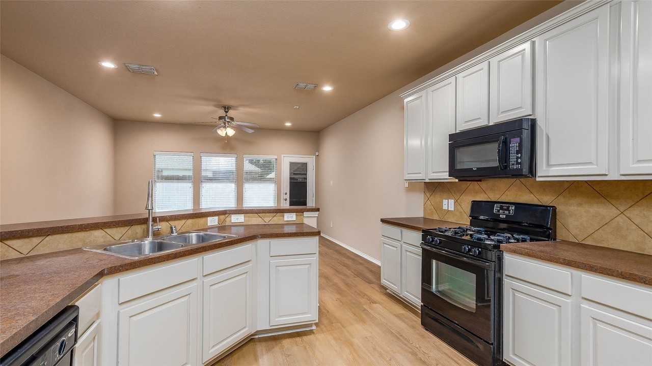 1405 Samantha Creek Dr - Photo 3 of 19