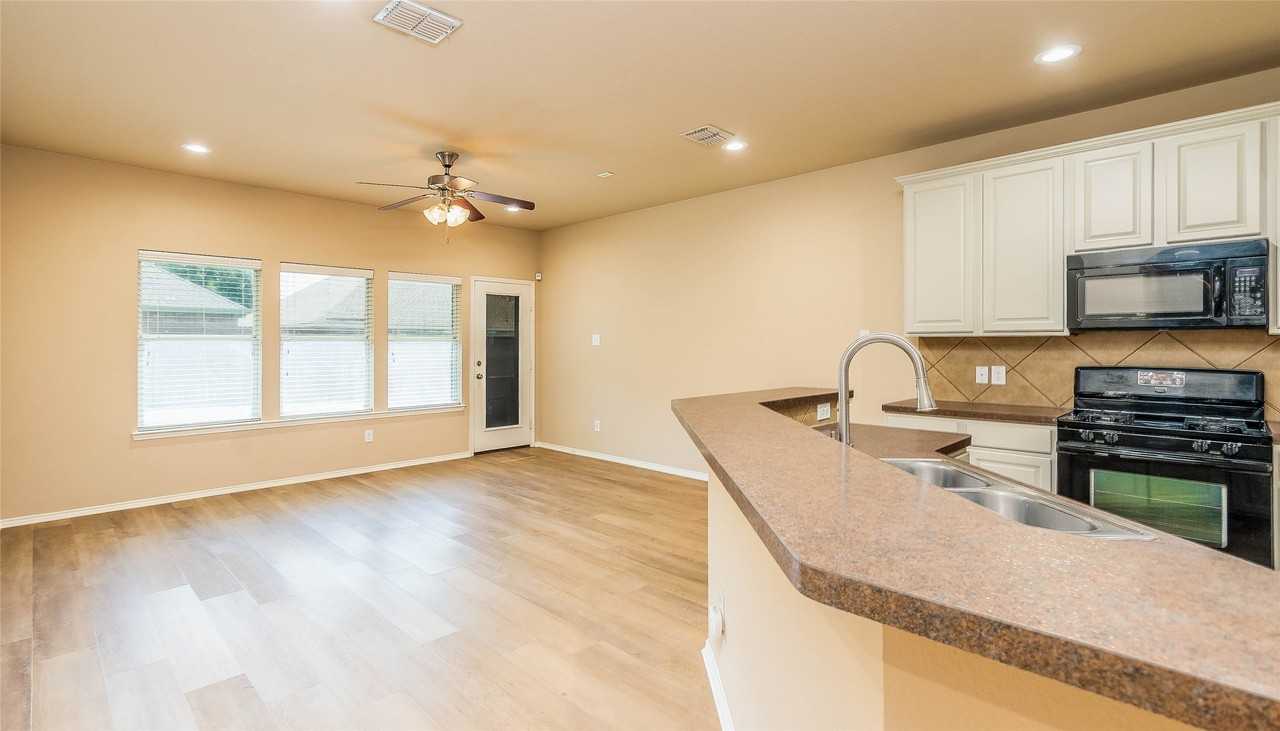 1405 Samantha Creek Dr - Photo 4 of 19