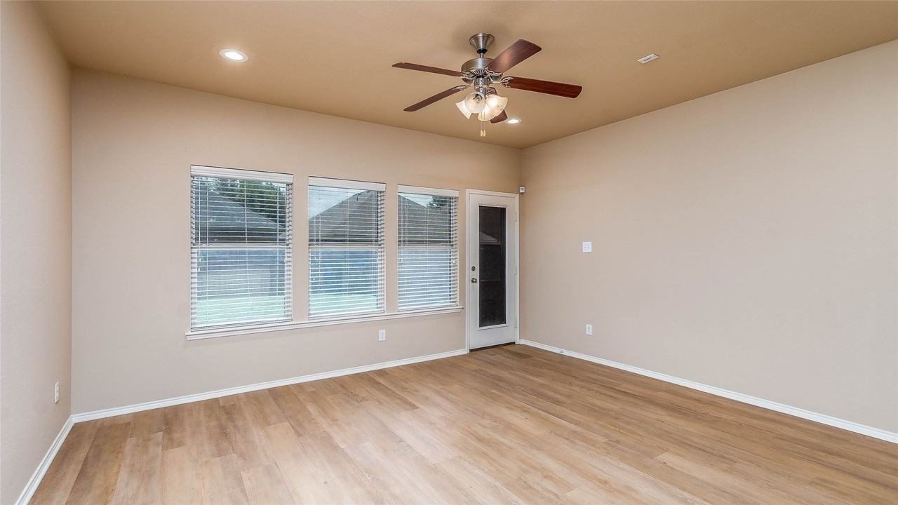 1405 Samantha Creek Dr - Photo 5 of 19
