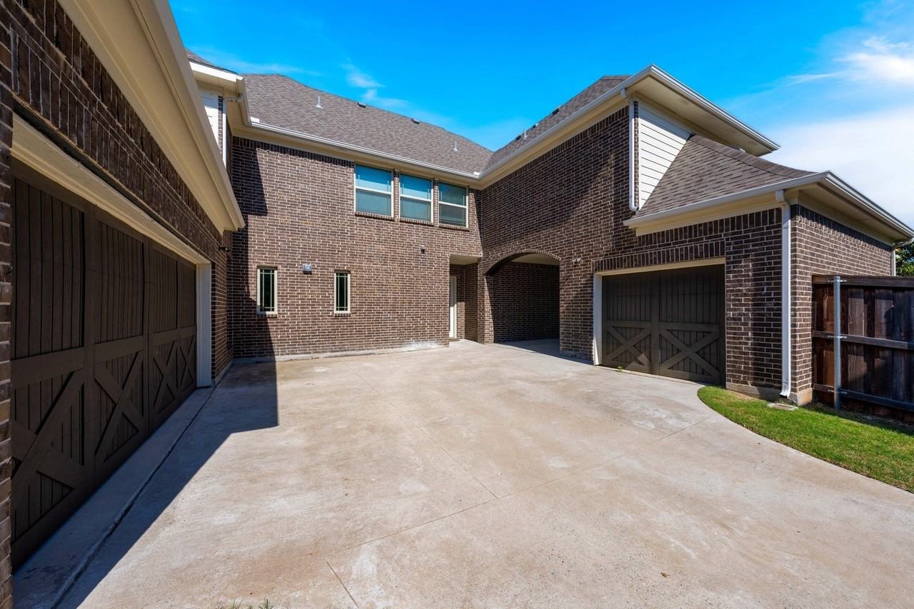 1730 Sweetwater Ln - Photo 4 of 40
