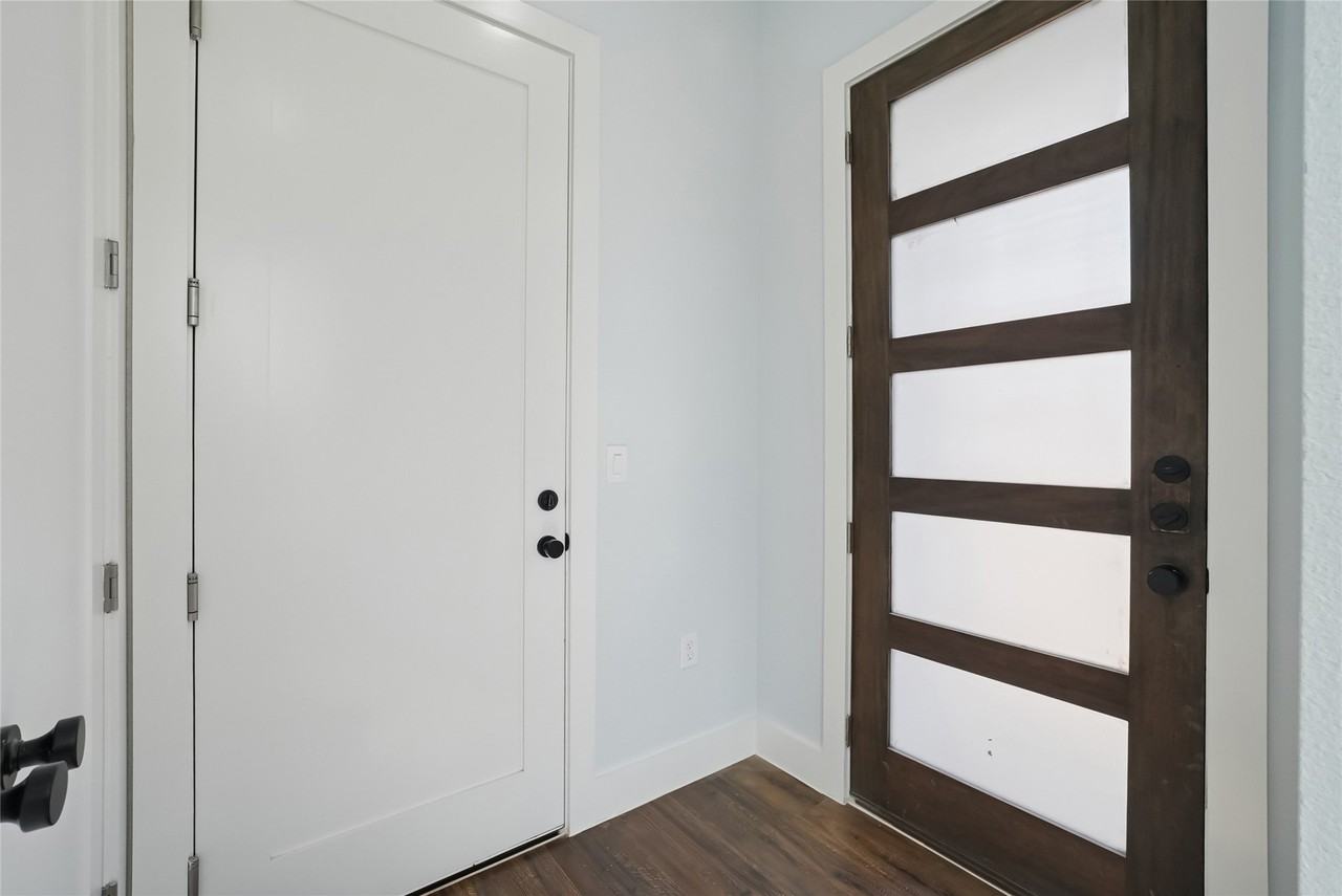 341 Bryan St - Photo 3 of 26