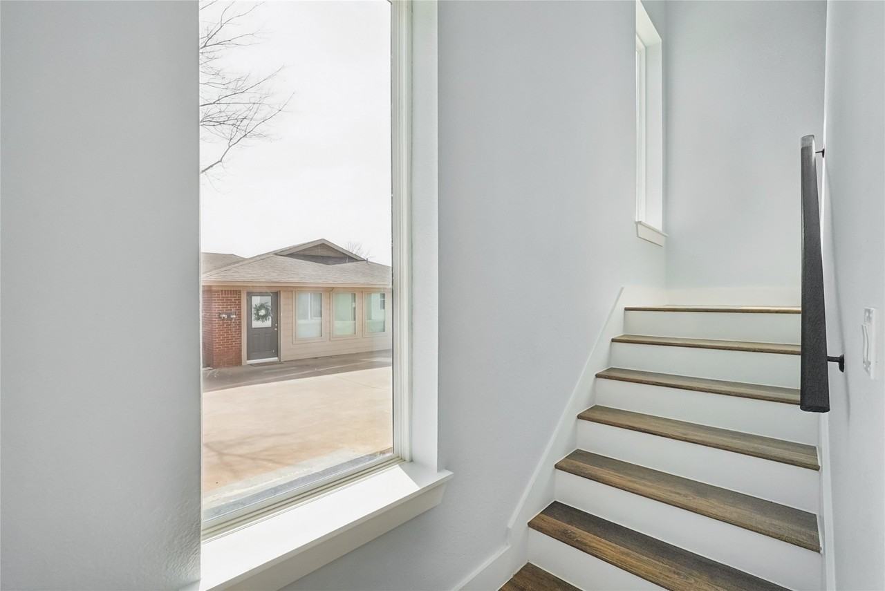 341 Bryan St - Photo 4 of 26