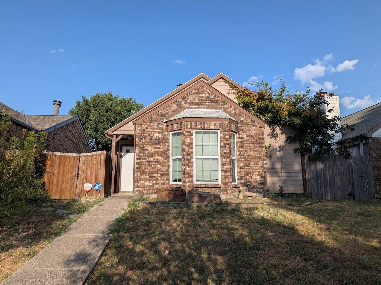 323 Teakwood Ln - Photo 2 of 31