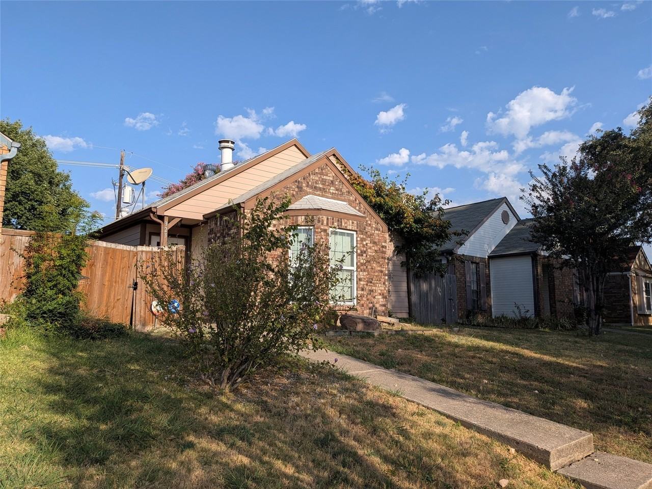 323 Teakwood Ln - Photo 4 of 31