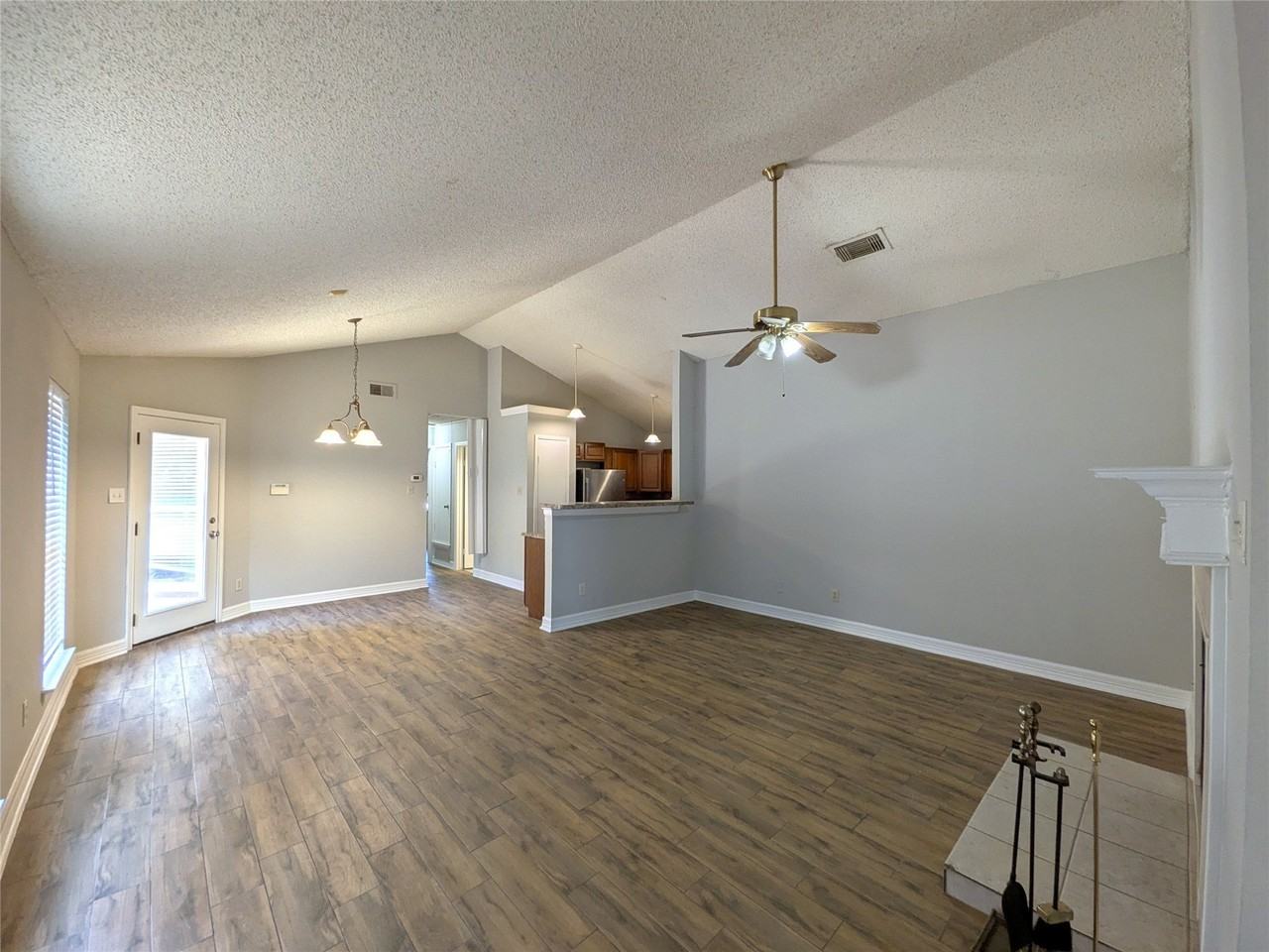 323 Teakwood Ln - Photo 7 of 31
