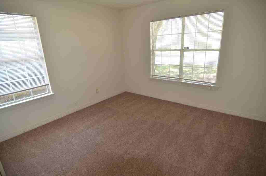 700 Grande Dr - Photo 6 of 7