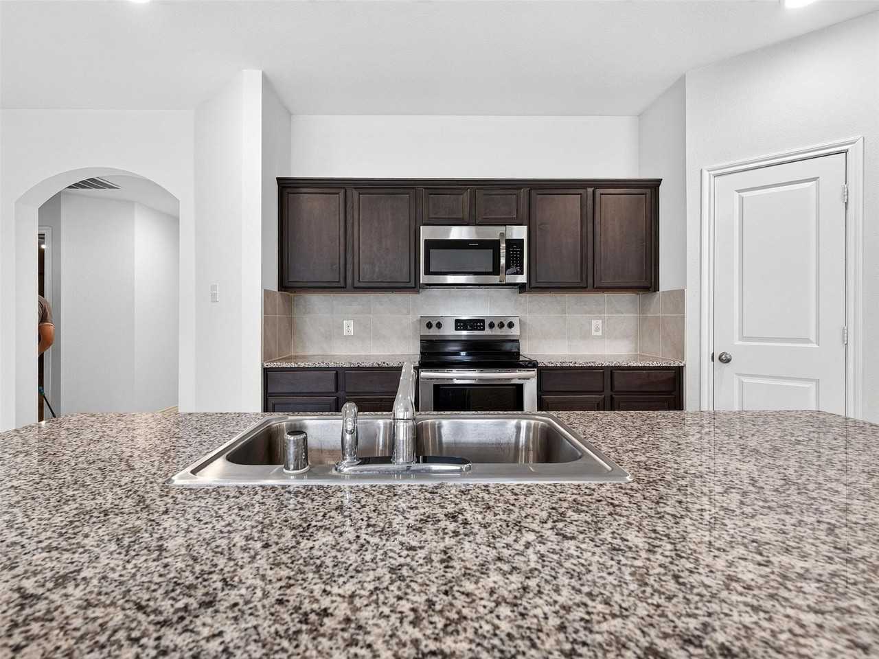 1111 Meadow Side Dr - Photo 6 of 30