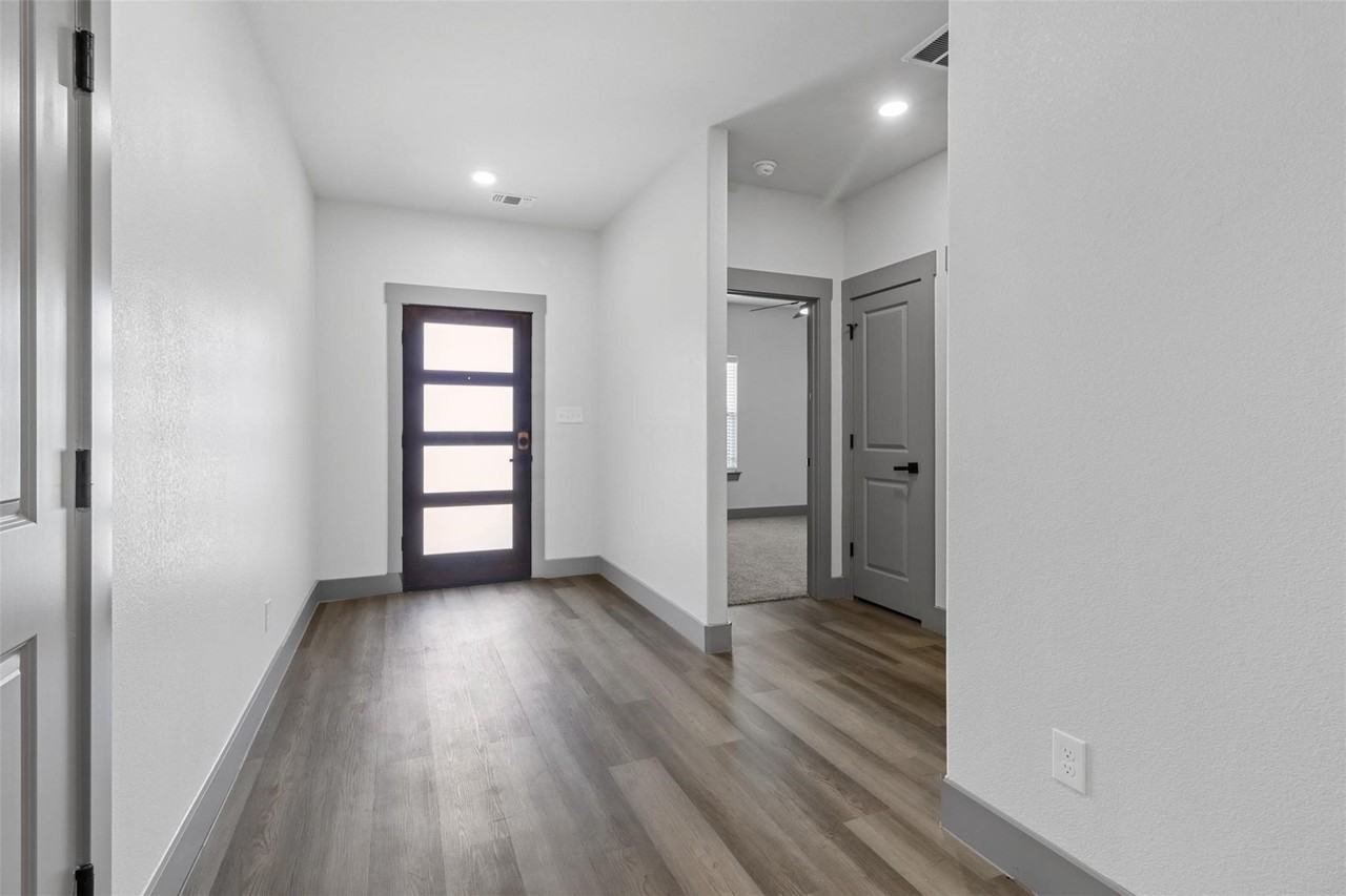 405 W Hull St - Photo 2 of 17