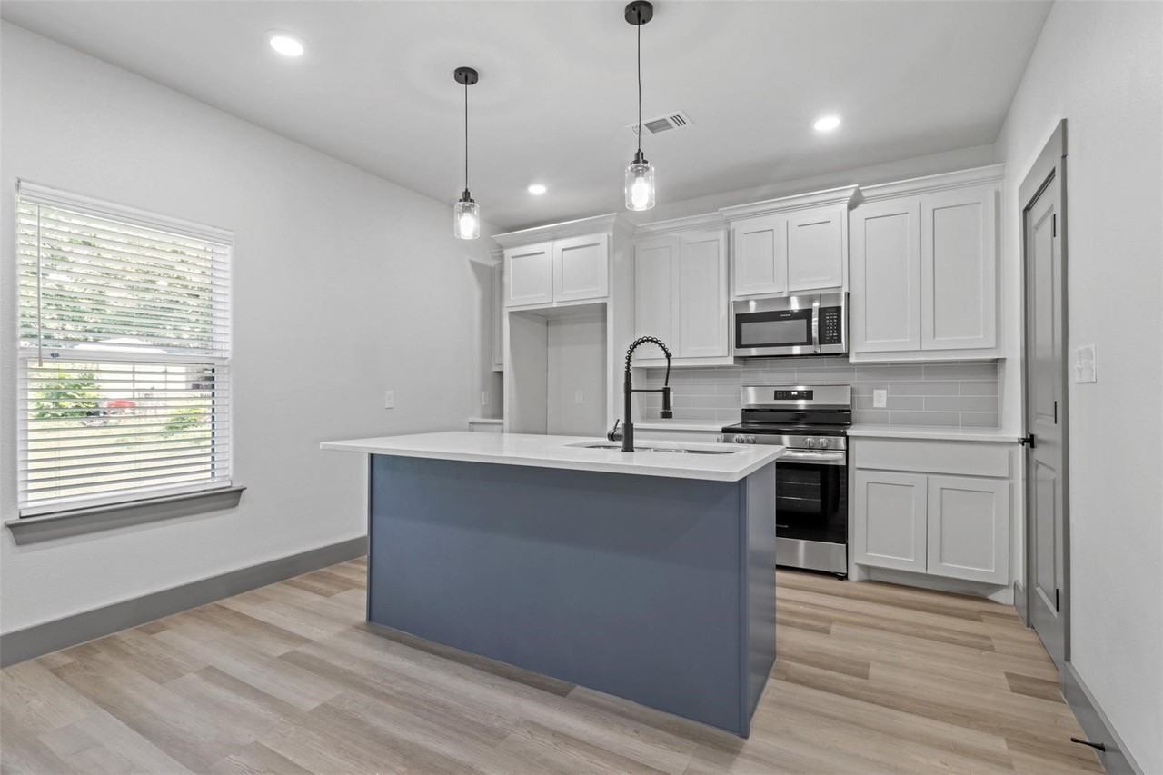 405 W Hull St - Photo 4 of 17