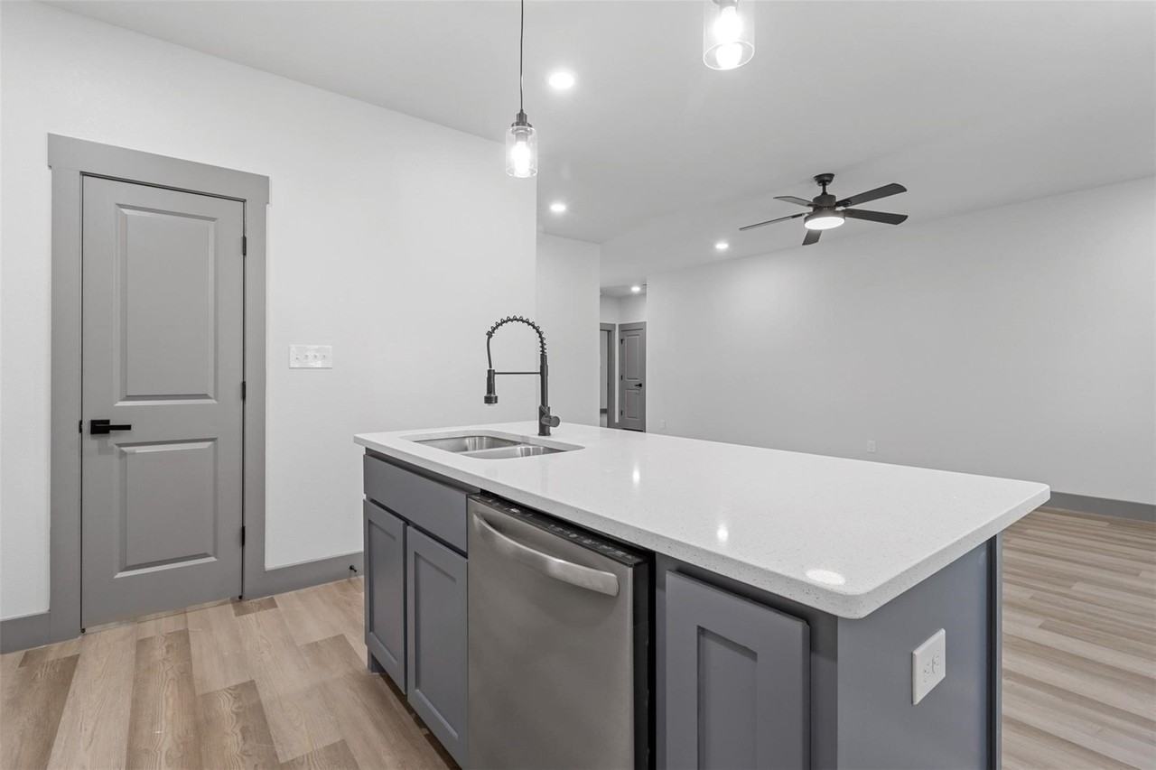 405 W Hull St - Photo 5 of 17