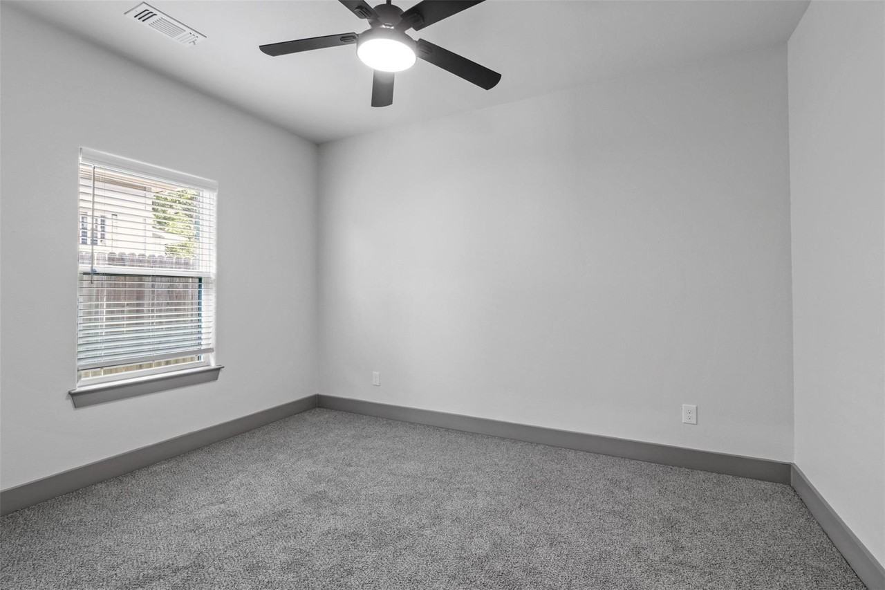 405 W Hull St - Photo 7 of 17