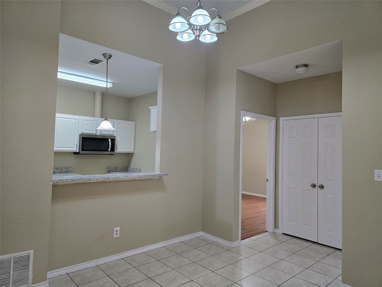 911 Lake Dr - Photo 5 of 18