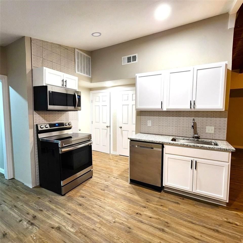 142 Andrea St #B - Photo 5 of 11