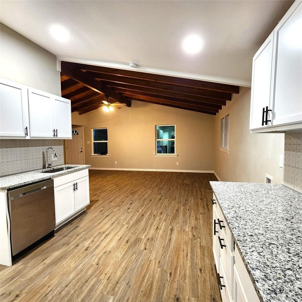 142 Andrea St #B - Photo 6 of 11